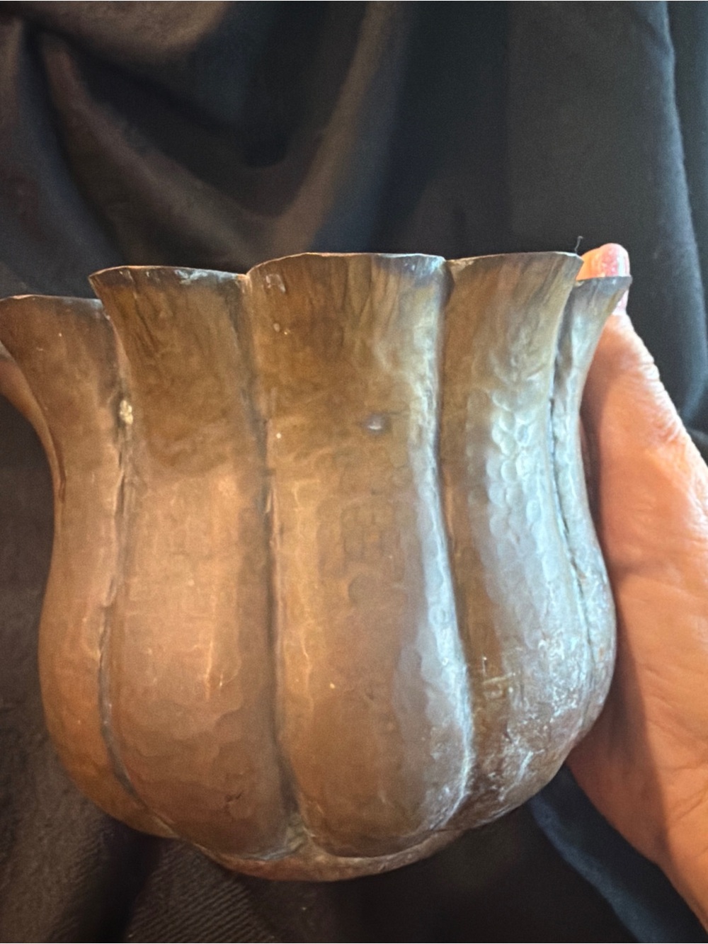 Vintage Hammered Cooper Vessel, Made in India, Scalloped edge, patina - Picture 6 of 6